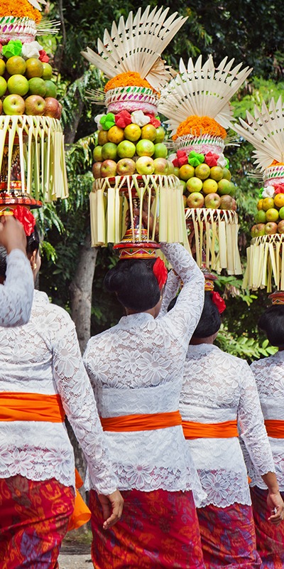 femmes balinaises en costumes traditionnels