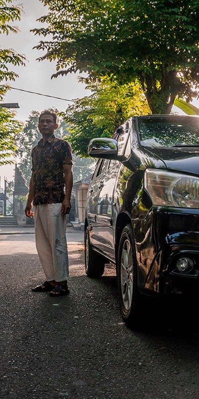 photo ketut outside the car