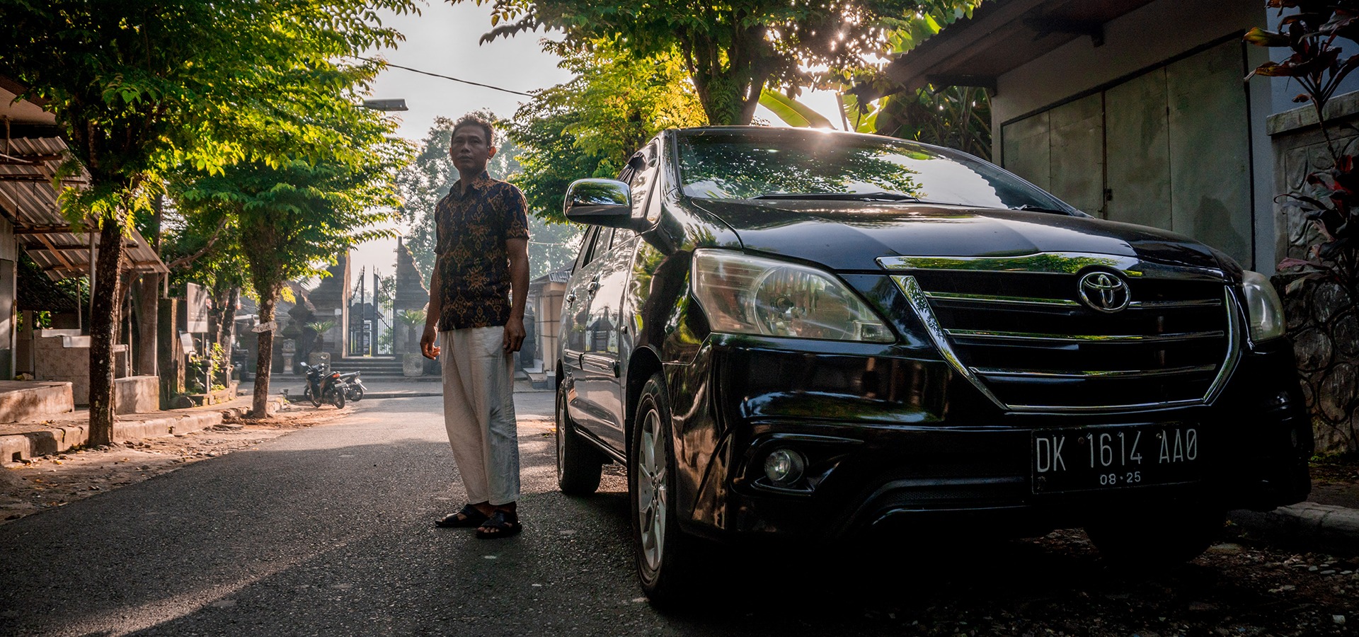 photo ketut with car