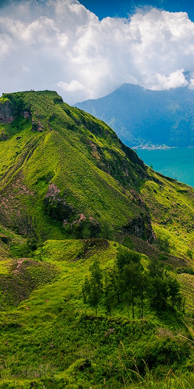 volcan indonesien actif batur sur lile tropicale bali indonesie